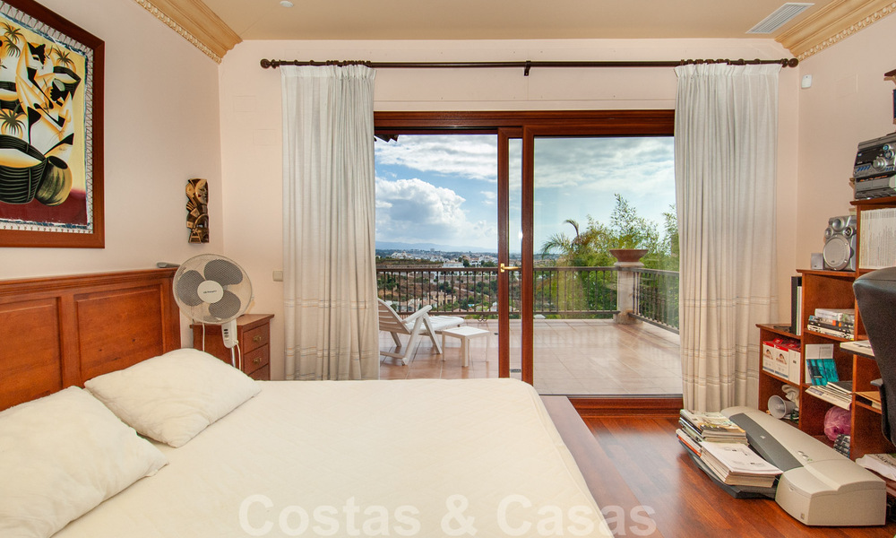 Villa de estilo andaluz dentro en campo de golf a la venta en Marbella - Benahavis con vistas al mar 31121
