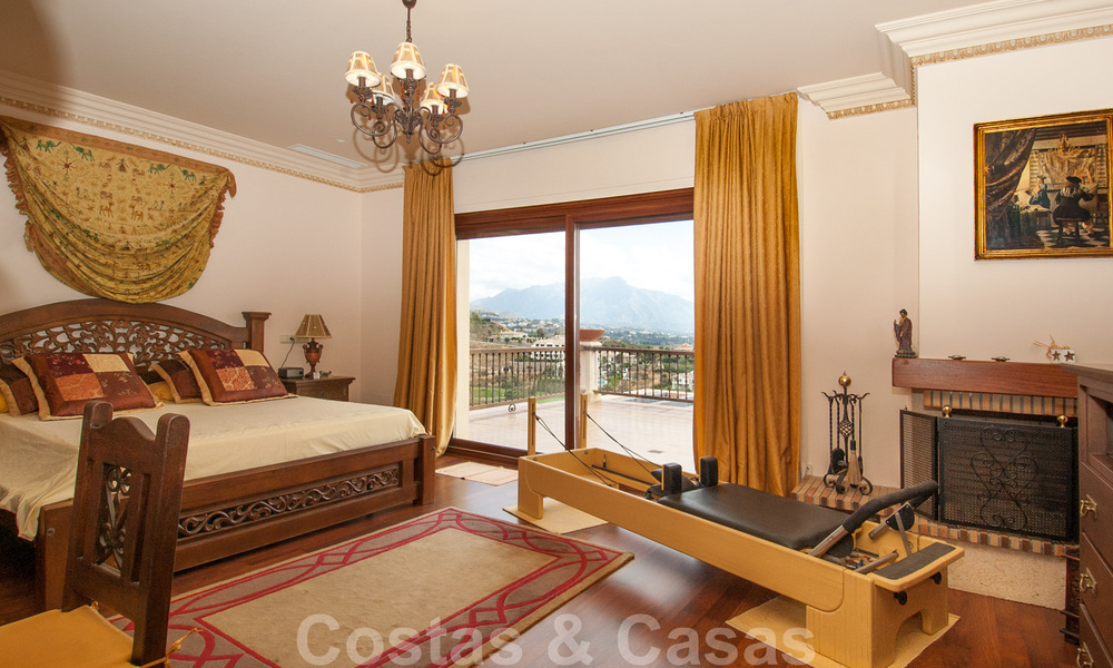 Villa de estilo andaluz dentro en campo de golf a la venta en Marbella - Benahavis con vistas al mar 31126