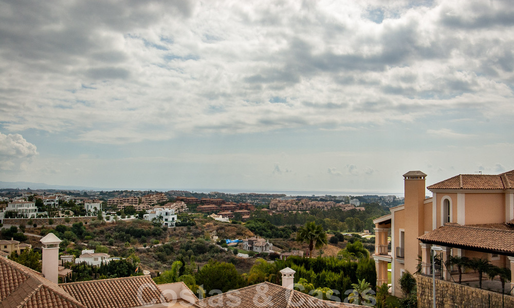 Villa de estilo andaluz dentro en campo de golf a la venta en Marbella - Benahavis con vistas al mar 31137
