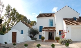 Villa cerca de la playa en venta en Elviria, Marbella. 0