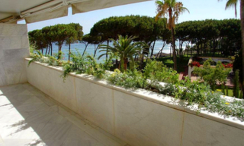 Apartamento de lujo en venta en primera línea de playa en la Milla de Oro – centro de Marbella. 