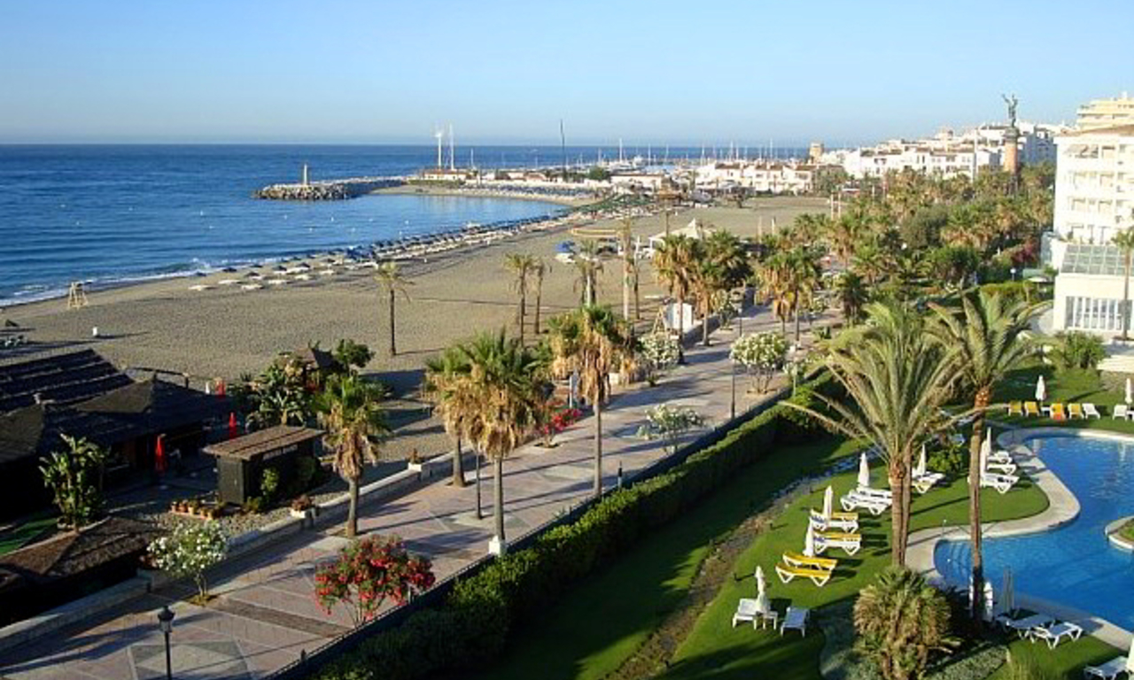 Ático de lujo en venta en primera línea de playa en Puerto Banús – Marbella 1