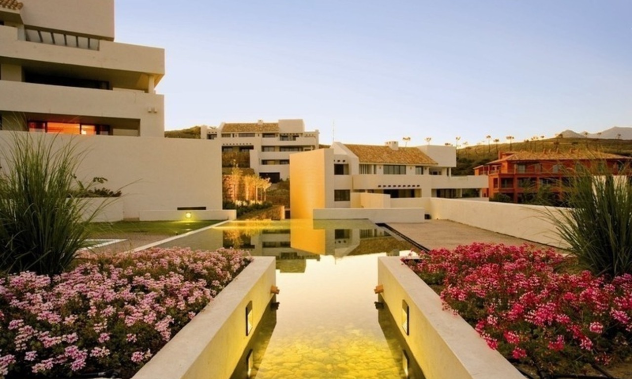 Apartamento moderno de golf para comprar en Marbella, Benahavis. 3