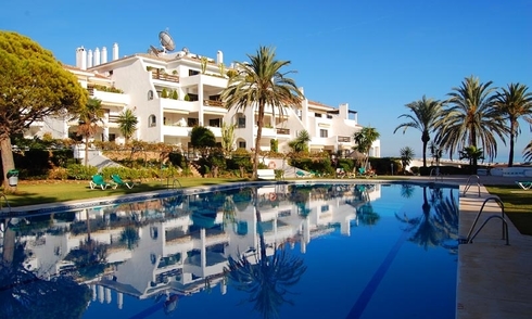 Apartamentos en primera línea de playa en venta en la Milla de Oro, Marbella. 