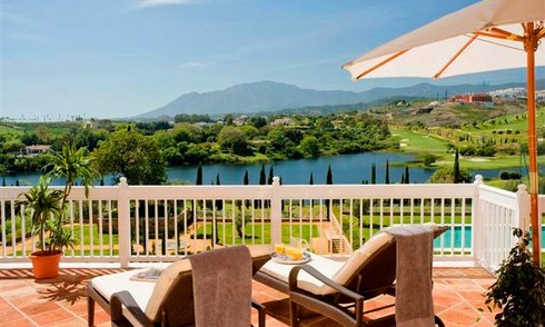 Apartamentos en primera línea y áticos de golf en venta en Golf Resort en Marbella - Benahavis - Estepona 