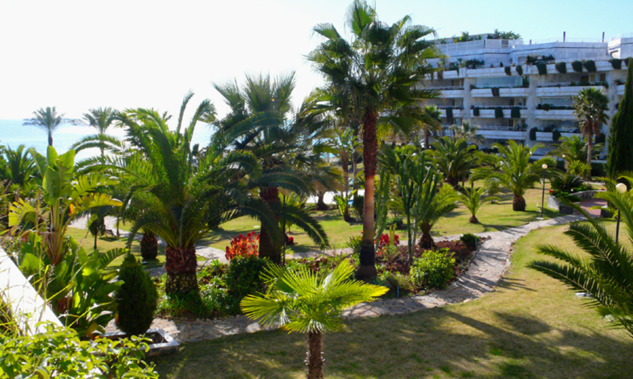 Apartamento en venta, primera linea de la playa, Milla de Oro, Marbella 0