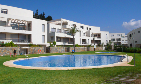 Apartamentos y áticos de lujo en venta, Marbella este con vistas al mar 