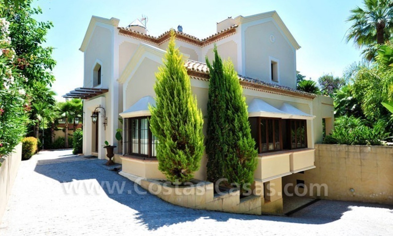 Villa exclusiva a la venta, situada en zona de playa en la Milla de Oro en Marbella 9