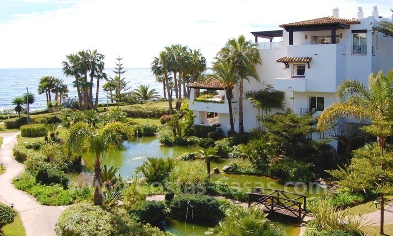 Espacioso apartamento de lujo a la venta en un complejo situado en primera línea de playa en la Milla de Oro – Marbella 1