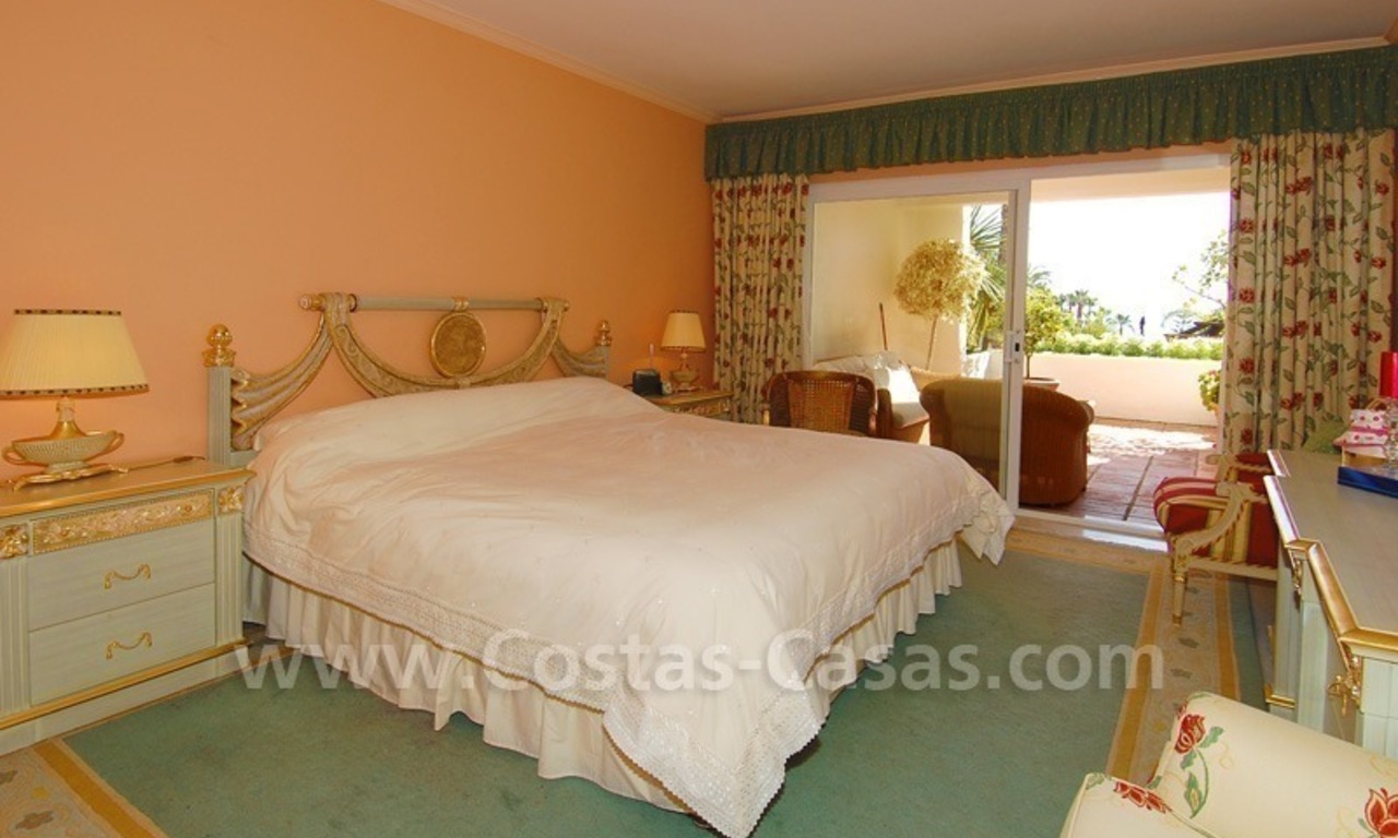 Espacioso apartamento de lujo para comprar en un complejo situado en primera línea de playa en la Milla de Oro – Marbella 11