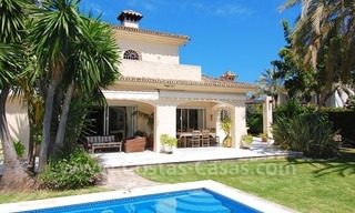 Encantadora villa de estilo andaluz a la venta en primera línea de golf en Nueva Andalucía, Marbella 4