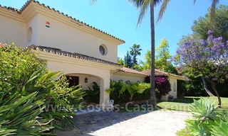 Encantadora villa de estilo andaluz a la venta en primera línea de golf en Nueva Andalucía, Marbella 11