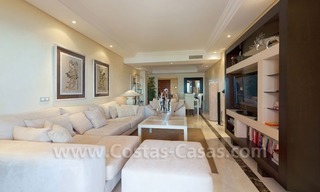 Apartamento de lujo situado en primera línea de playa a la venta en la zona de Marbella – Estepona 9