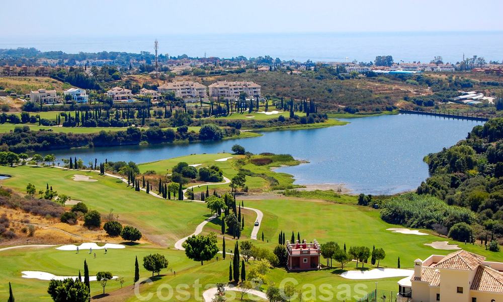 Apartamentos de lujo en el golf a la venta, Marbella - Benahavis 24006