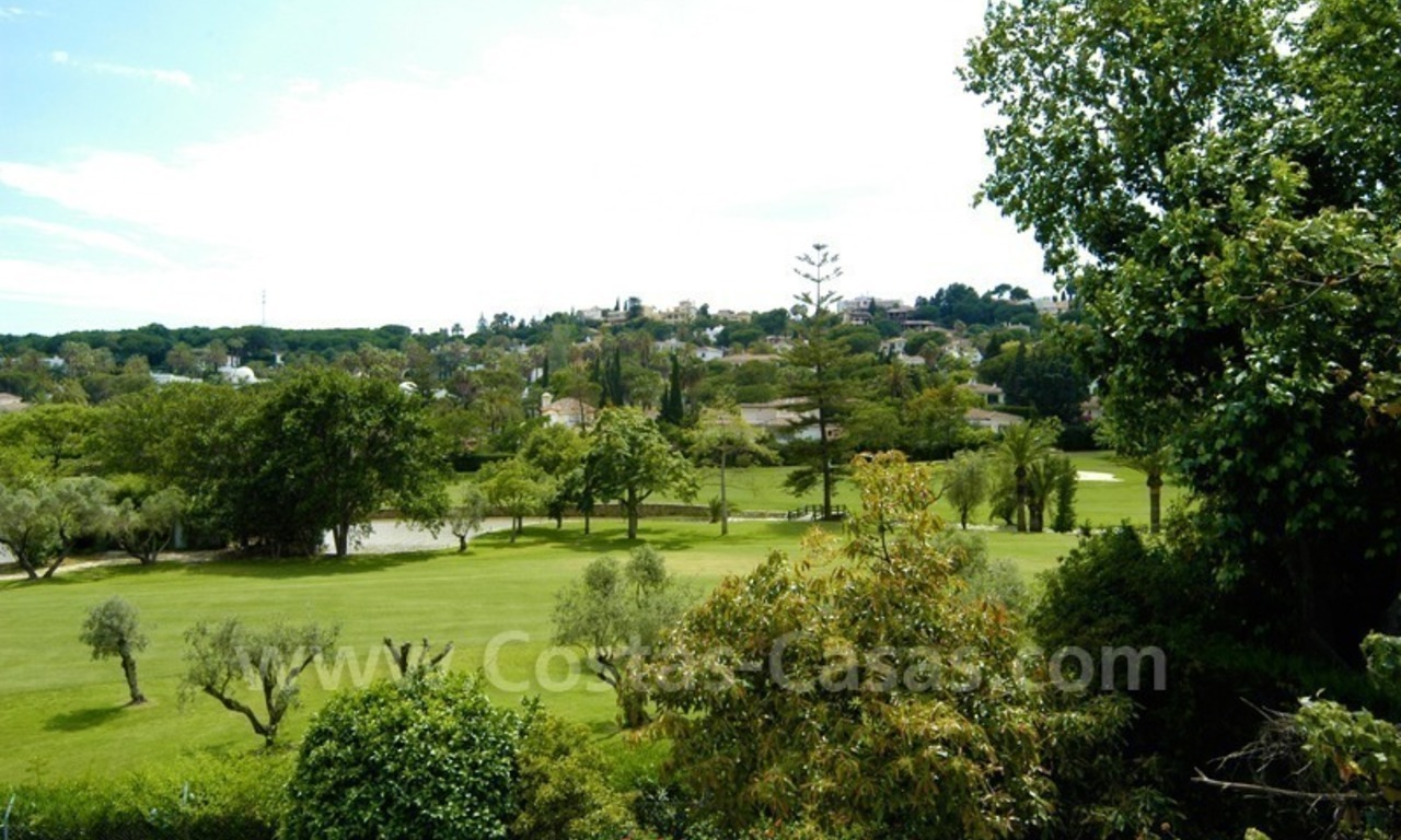 Villa exclusiva en primera línea de golf de estilo asiático a la venta en Nueva Andalucía - Marbella 5