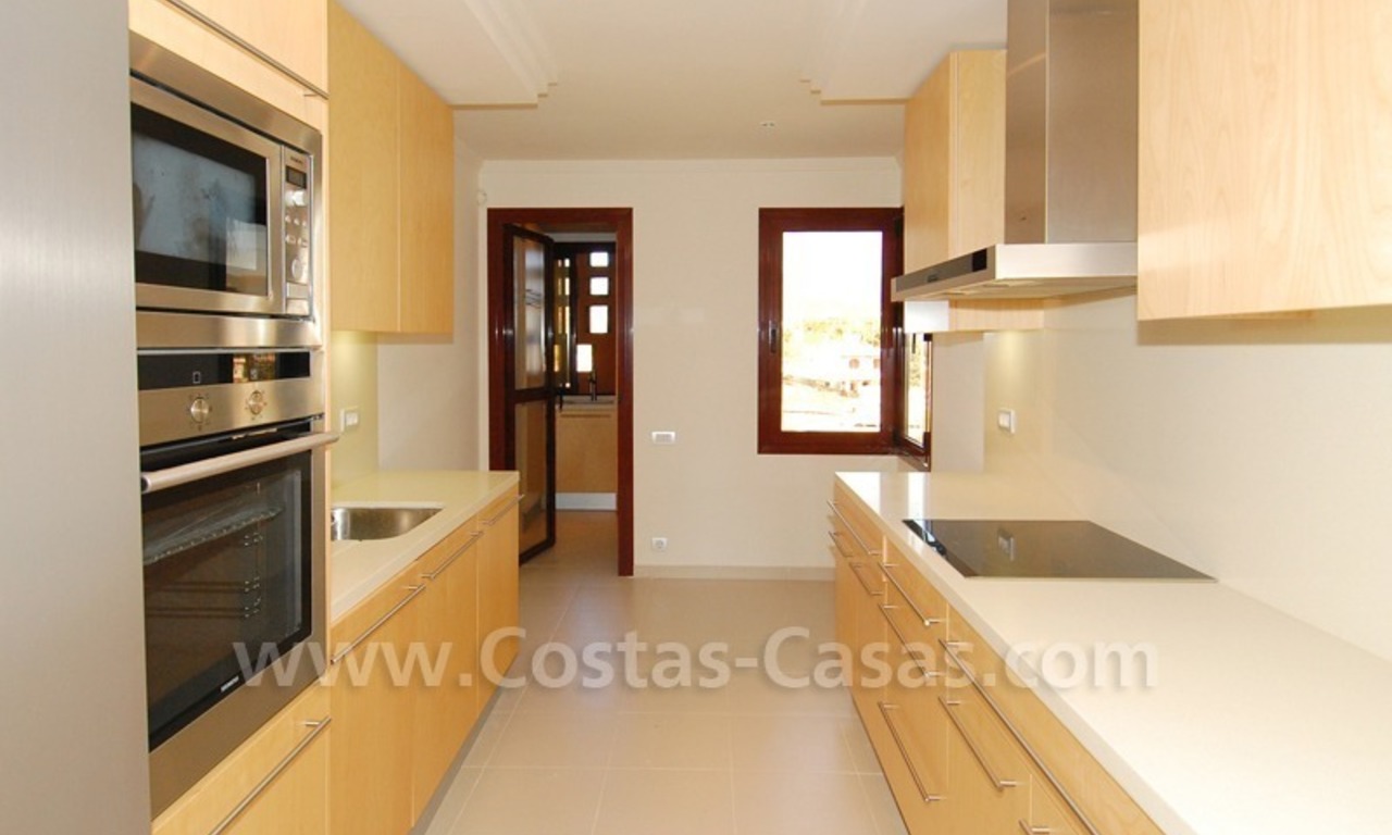 Apartamento de lujo a la venta en complejo situado en primera línea de playa en la Nueva Milla de Oro en la zona entre Marbella y Estepona 7