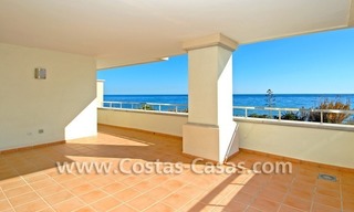 Apartamento de lujo, primera línea de playa, en venta en un complejo exclusivo frente al mar, Nueva Milla de Oro, Marbella - Estepona 0