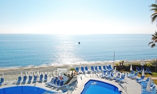 Villa a la venta situada frente al mar en una complejo cerrado en primera línea de playa, Marbella - Estepona 2