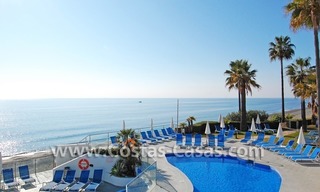 Villa a la venta situada frente al mar en una complejo cerrado en primera línea de playa, Marbella - Estepona 3