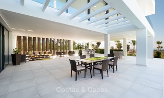 Nuevos villas modernas de diseño de lujo en venta, Marbella - Benahavis, con vistas al golf y mar 7065 