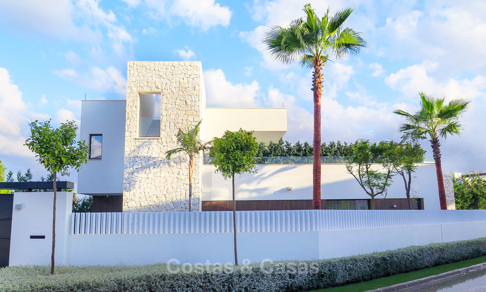 Nuevos villas modernas de diseño de lujo en venta, Marbella - Benahavis, con vistas al golf y mar 7071