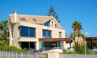 Moderna Villa frente a la playa en venta en Marbella 2