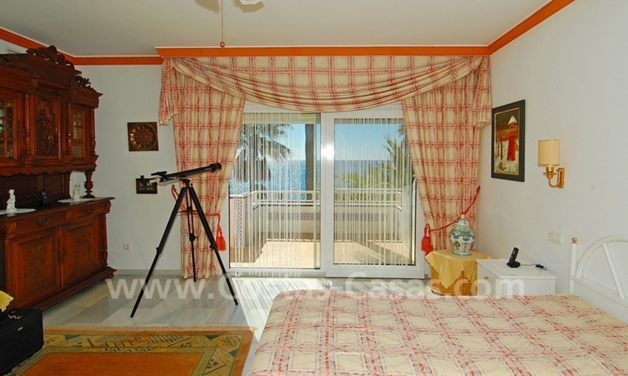 Villa situada en primera línea de playa a la venta en Marbella este 20