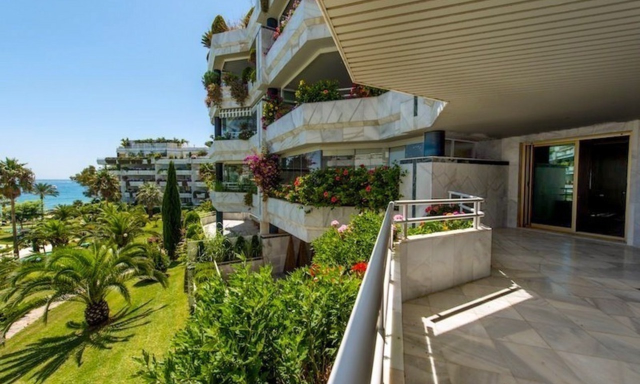 Apartamento en primera línea de playa en venta en la Milla de Oro en Marbella 2