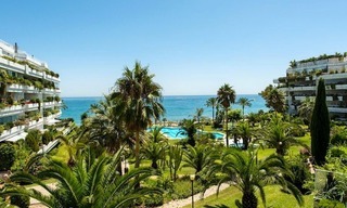 Apartamento en primera línea de playa en venta en la Milla de Oro en Marbella 0