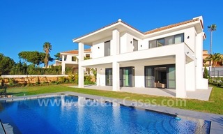 Villa moderna de alta calidad a la venta en Marbella con vistas al golf y mar 0
