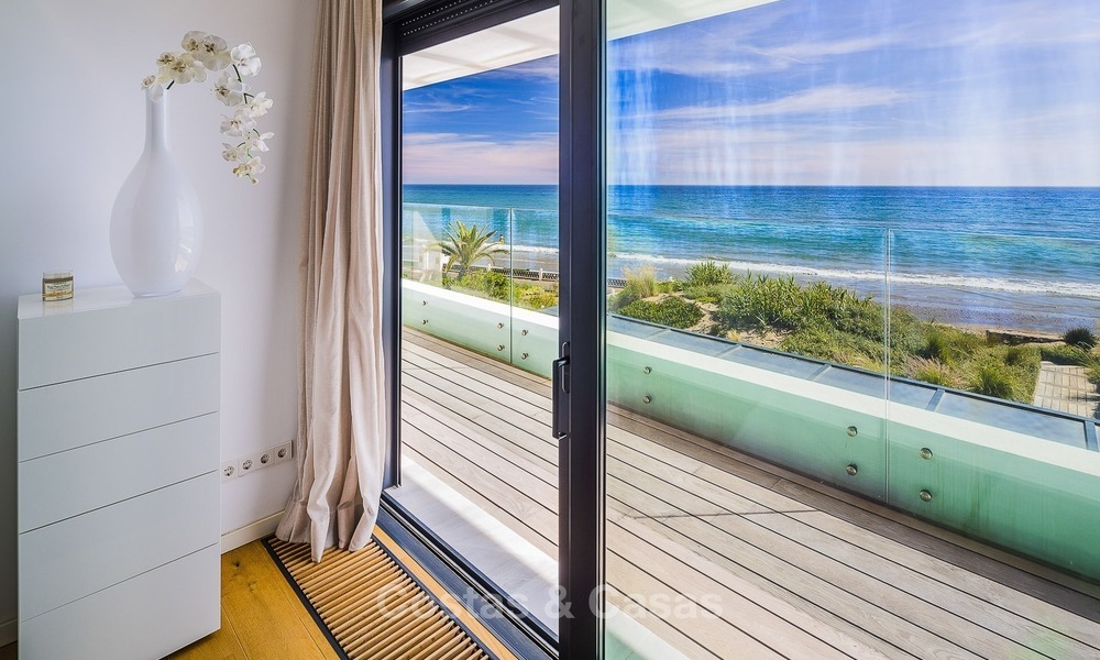 Villa moderna frente al mar en venta en Marbella con vistas al Mediterráneo 1171