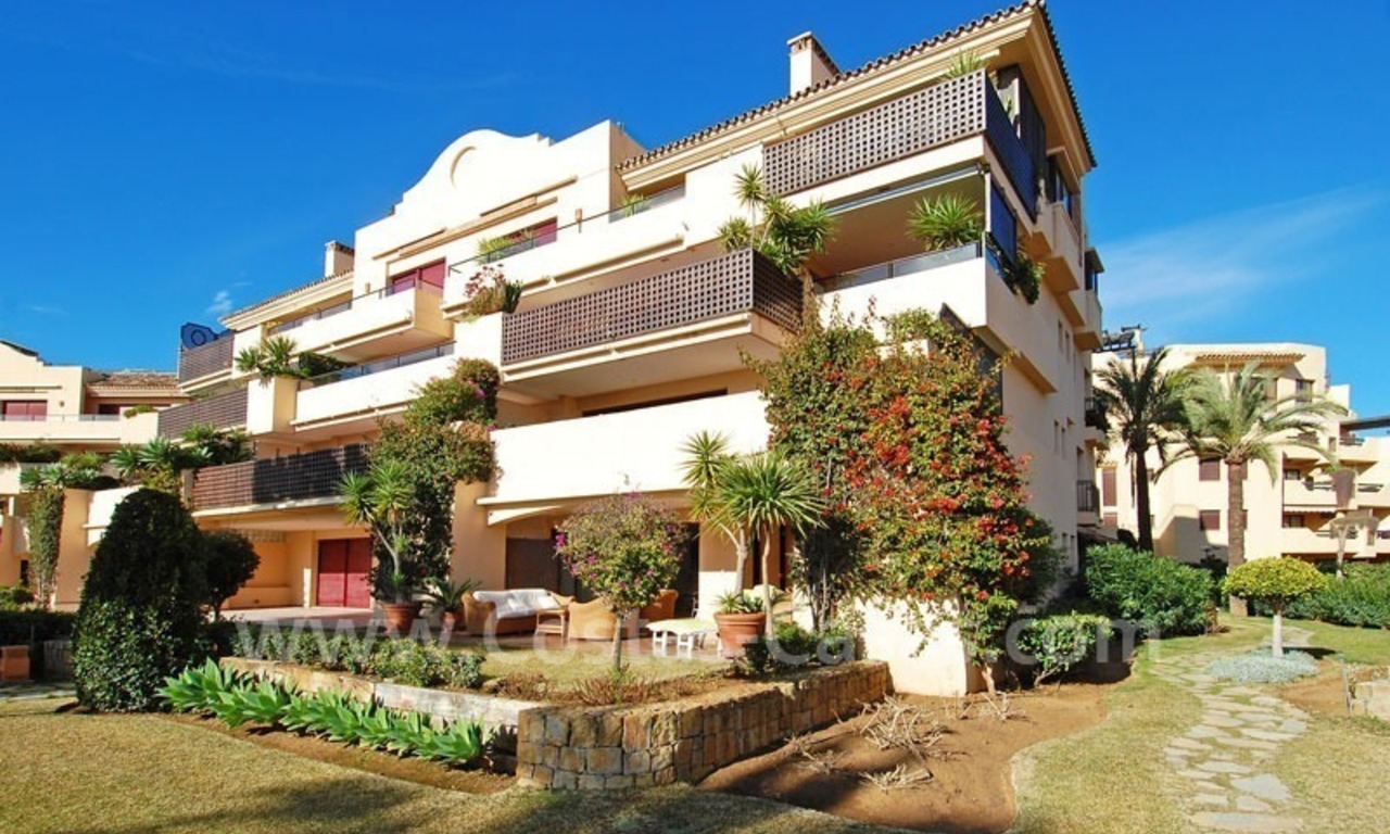 Apartamento de lujo a pie de playa en venta, Nueva Milla de Oro entre Puerto Banús - Marbella y el centro de Estepona 0