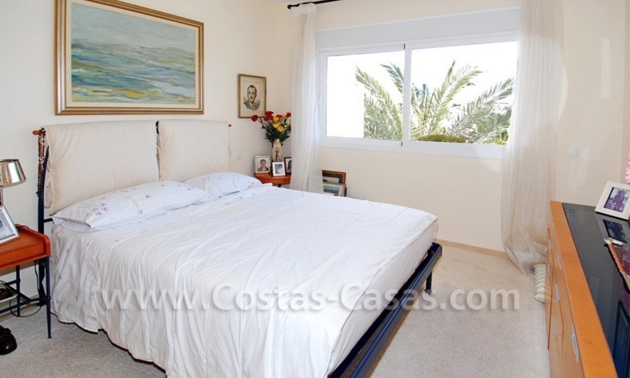 Apartamento en la playa de lujo a la venta, complejo situado frontal al mar en la Nueva Milla de Oro, Marbella - Estepona 7