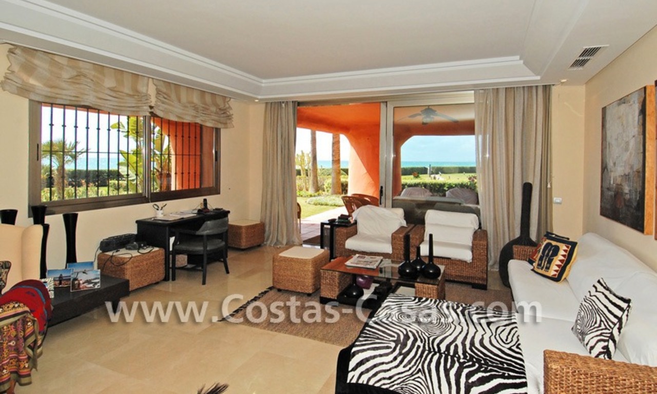Apartamento de lujo frontal al mar de estilo andaluz a la venta en Marbella 7