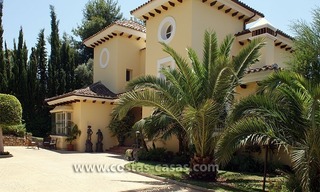 Villa de estilo andaluz a la venta en La Milla de Oro en Marbella 2