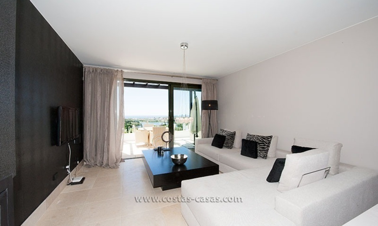 Nuevo apartamento de vacaciones de estilo moderno en alquiler un complejo de golf Marbella-Benahavis en la Costa del Sol 8