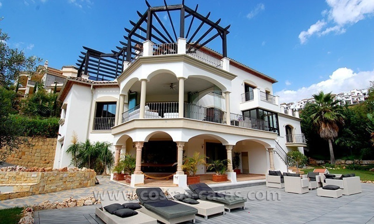 Villa exclusiva de estilo andaluz a la venta en la zona de Marbella - Benahavis 1