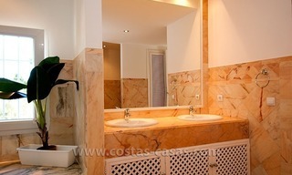 En venta: Villa muy bien situada, amplia y completamente renovada en Marbella 35