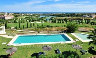Nuevo apartamento de vacaciones de estilo moderno en alquiler un complejo de golf Marbella-Benahavis en la Costa del Sol 20