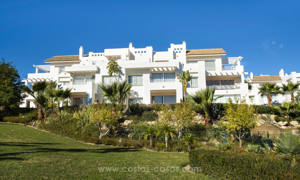 Apartamentos de estilos mediterráneos contemporáneos en venta con su propia laguna privada en la Costa del Sol 20057