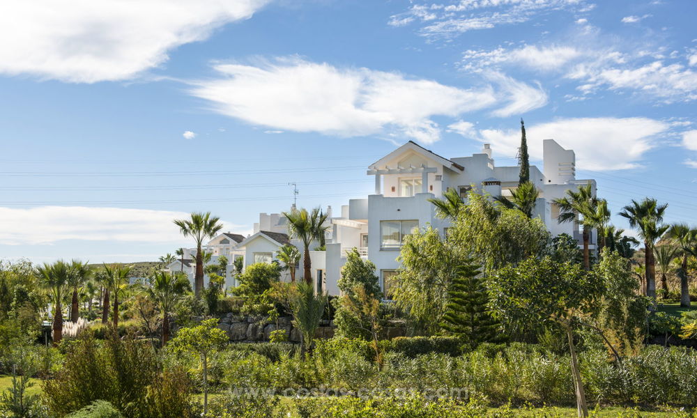 Apartamentos de estilos mediterráneos contemporáneos en venta con su propia laguna privada en la Costa del Sol 20067