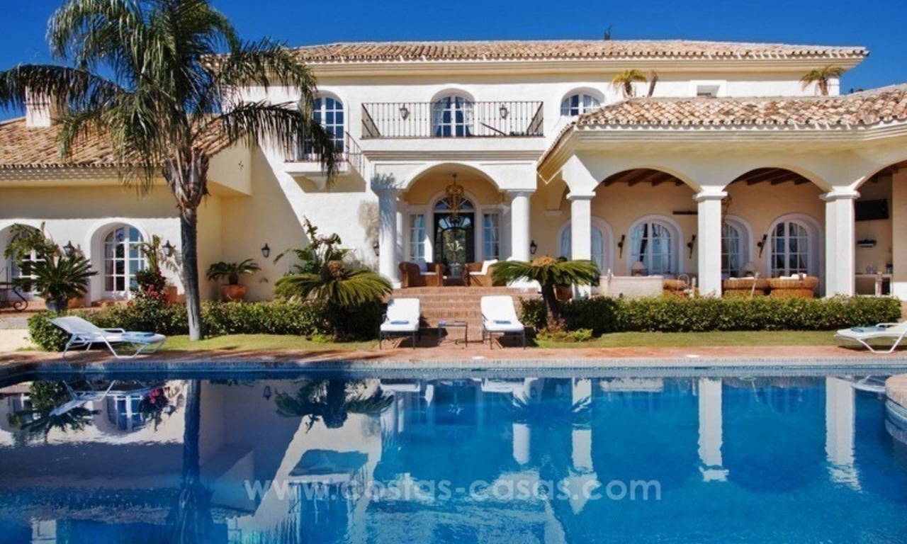 En venta: una lujosa y elegante villa clásica con las mejores vistas en El Madroñal - Benahavis 13