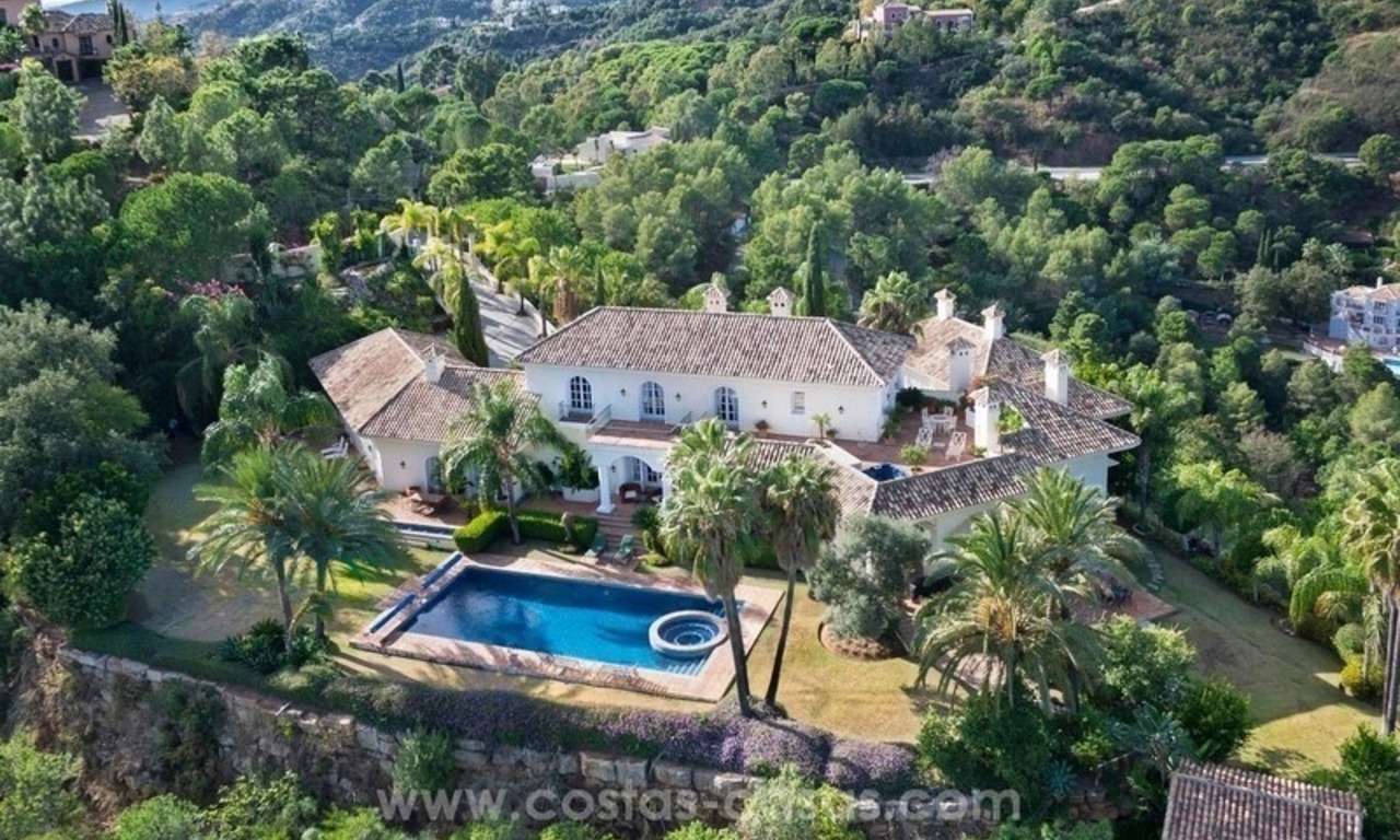 En venta: una lujosa y elegante villa clásica con las mejores vistas en El Madroñal - Benahavis 0