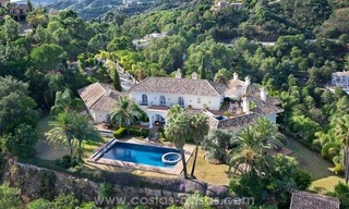 En venta: una lujosa y elegante villa clásica con las mejores vistas en El Madroñal - Benahavis 0