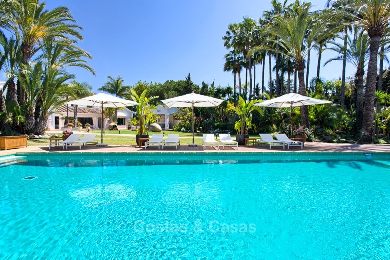 Espectacular cortijo villa junto a la playa en venta en Marbella 11150 