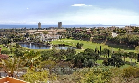 Apartamentos en primera línea de golf en venta en Marbella Este 