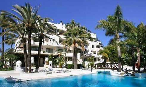 Oportunidad! Ganga apartamento ático en venta, junto a la playa de Puerto Banús, Marbella 