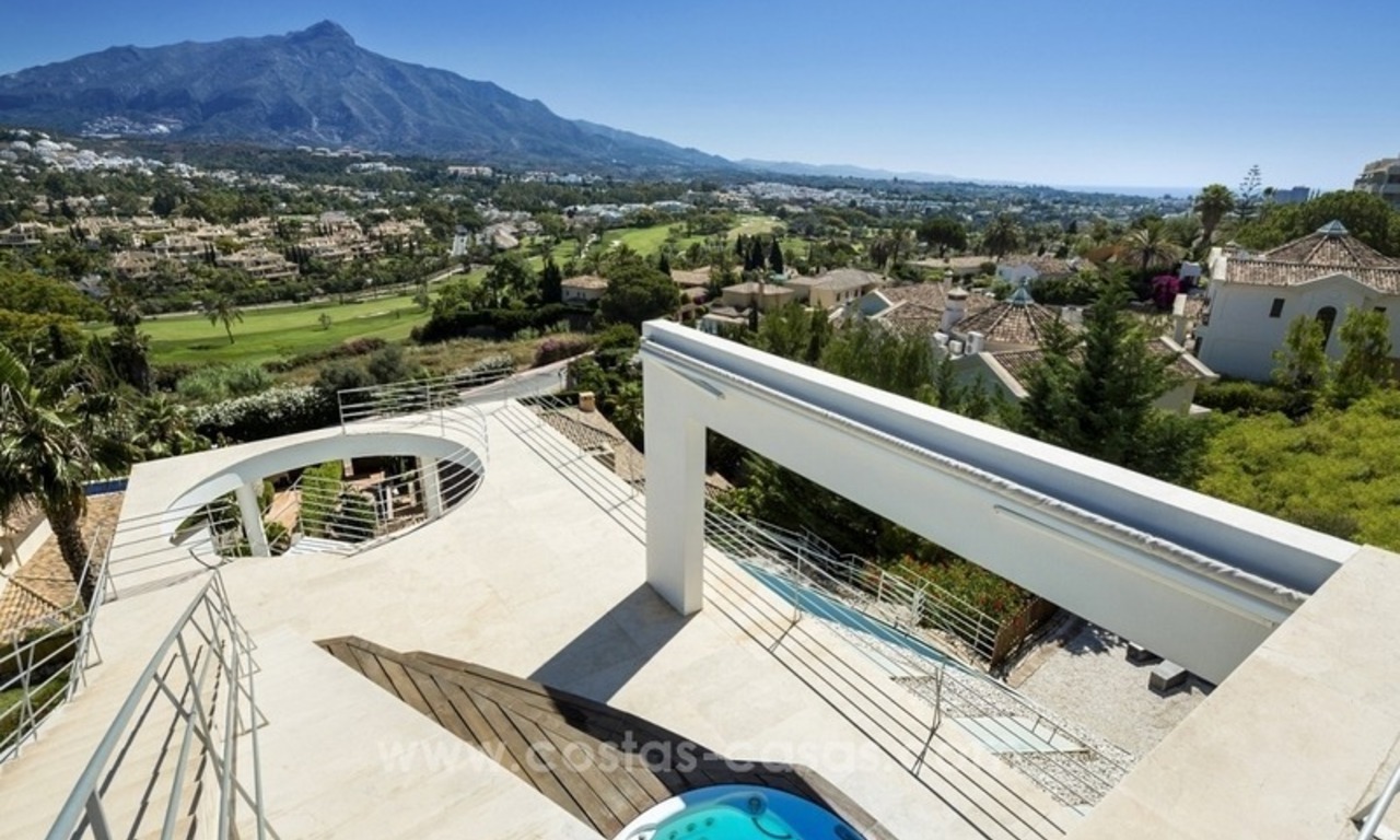 En venta en Nueva Andalucía, Marbella: Villa de diseño con vistas panorámicas al golf, mar y montaña 4