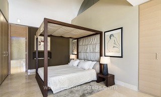 En venta en Nueva Andalucía, Marbella: Villa de diseño con vistas panorámicas al golf, mar y montaña 8