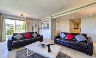 Apartamento moderno de lujo en primera línea de golf en un complejo de 5 estrellas, en venta en Benahavis, Marbella 5